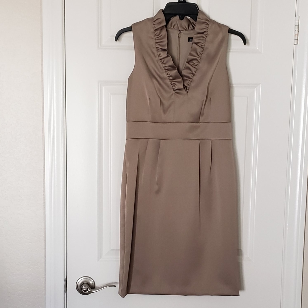 JESSICA HOWARD SIZE 4P RUFFLED V NECLINE SHEATH DRESS (NECKLACE NOT INCLUDED) - Picture 4 of 10